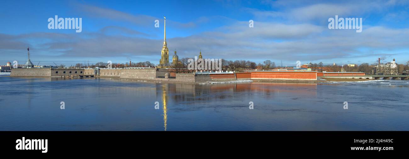 Panorama de la forteresse Pierre et Paul le jour ensoleillé d'avril. Saint-Pétersbourg, Russie Banque D'Images