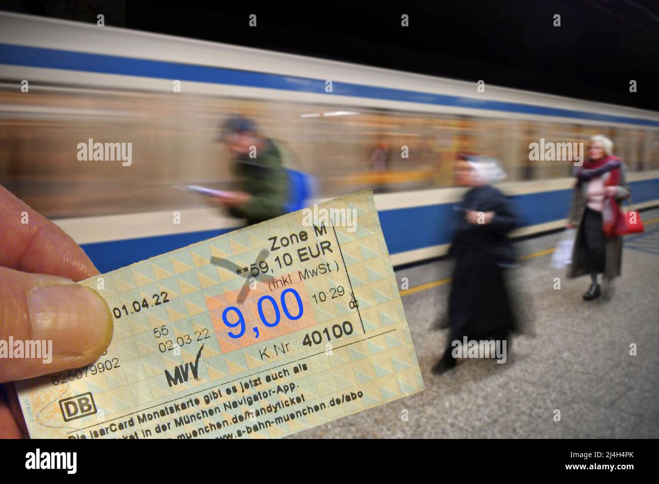 Munich, Allemagne. 15th avril 2022. MONTAGE PHOTO: Sujet image billet  9-euro pour bus et train: Quand vient-il et comment fonctionne-t-il? Métro  de Munich. Les passagers attendent sur la plate-forme devant le train