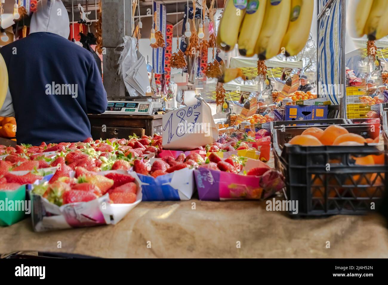 Fraises à vendre dans les fruits et légumes du marché couvert de Birkhadem. Boîtes de fraises, prix en arabe. Oranges, bananes, dattes et vieux solde. Banque D'Images