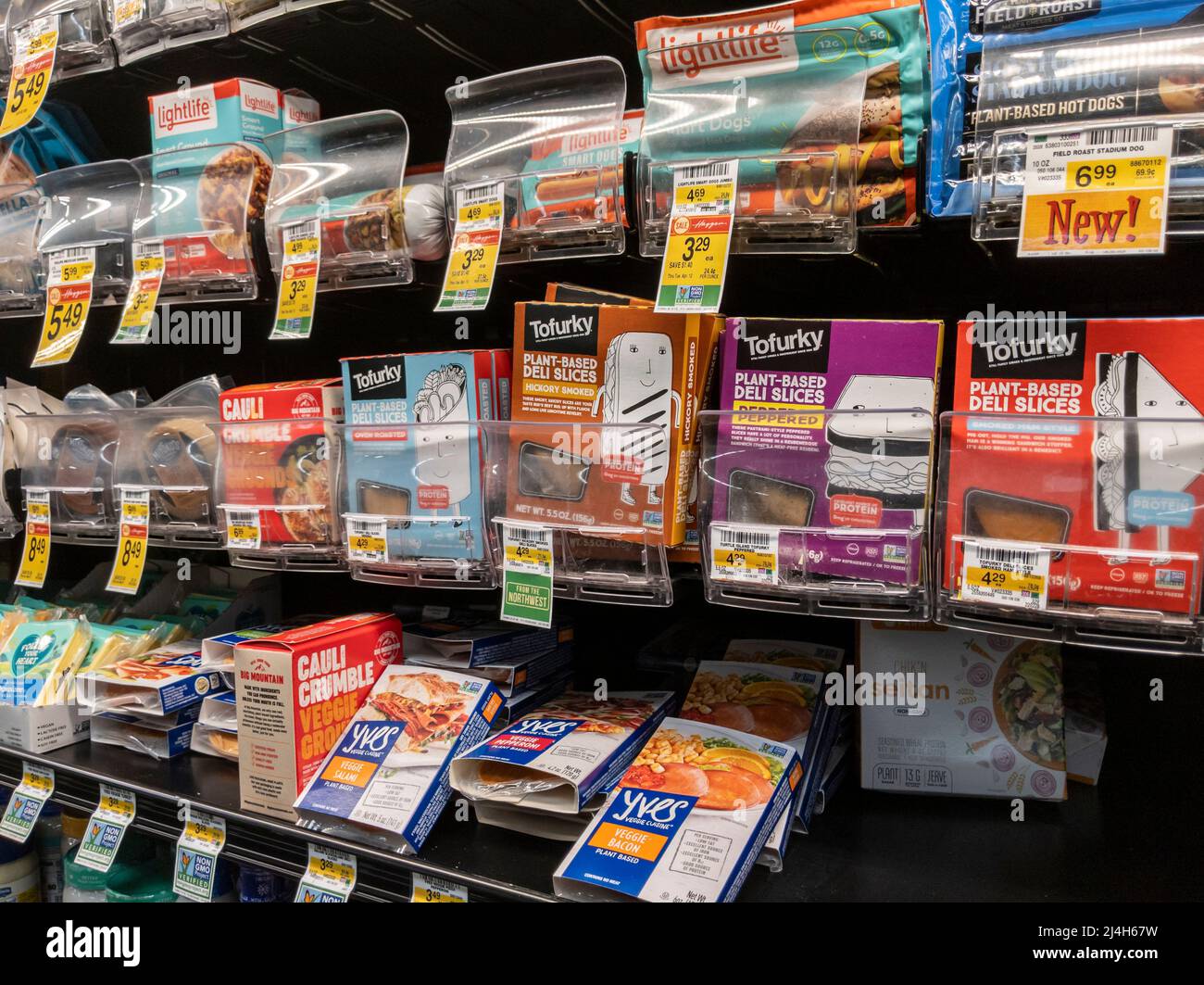 Woodinville, WA USA - vers avril 2022 : vue inclinée des produits sans viande et de substitution de viande dans la section réfrigérée d'une épicerie Haggen Banque D'Images