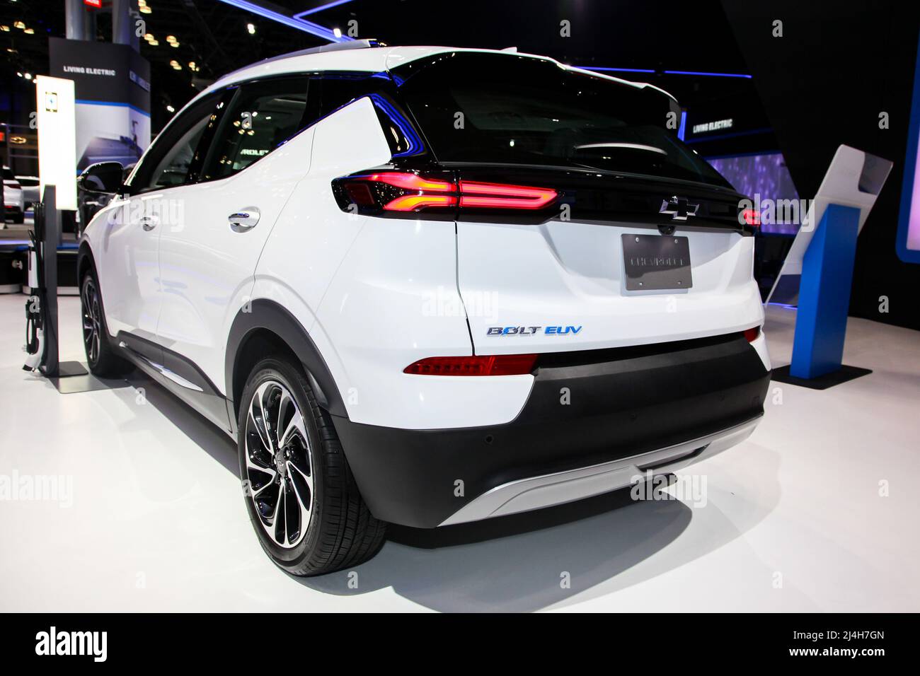 NEW YORK, NY, États-Unis - 13 AVRIL 2022 : Chevrolet Bolt EUV lors de la NYIAS au Jacobs Javits Centre le jour de la presse 1 Premier spectacle après 2019 Banque D'Images