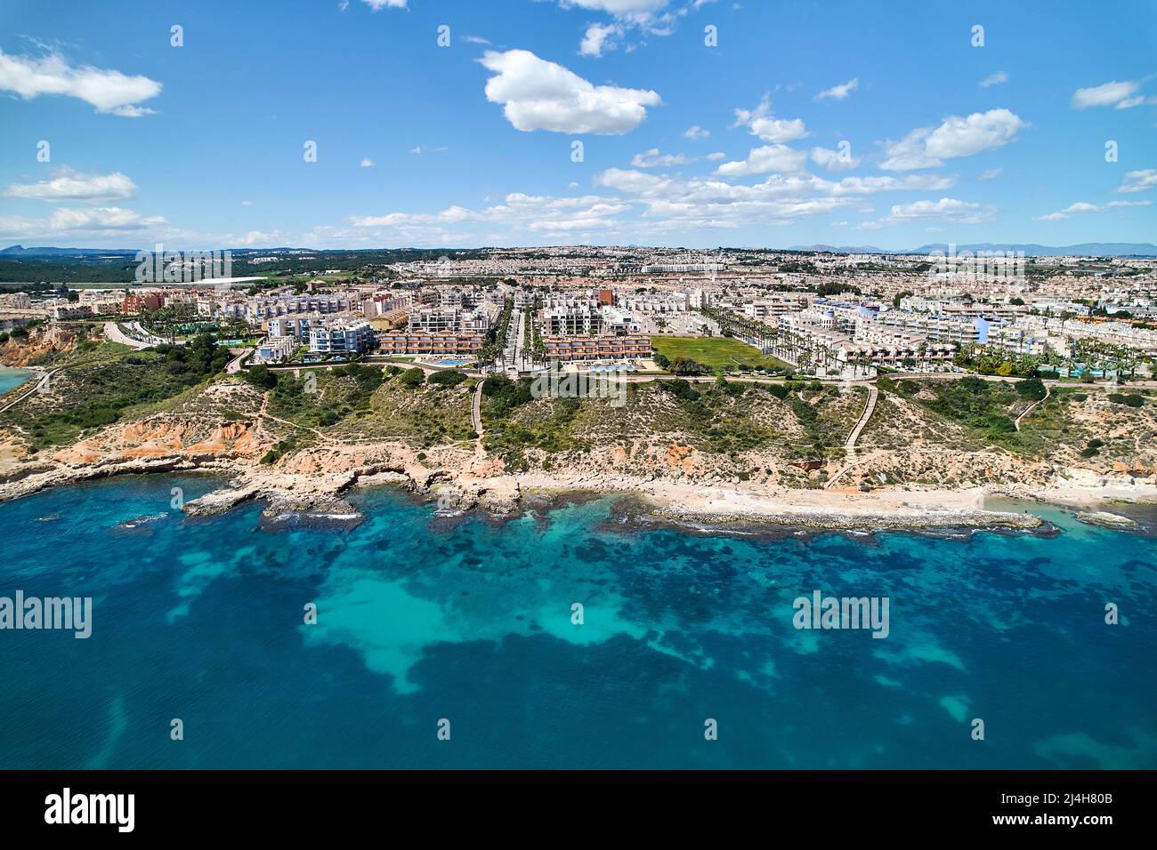 Vue aérienne panoramique sur le drone le littoral de Cabo Roig avec vue bleue sur la Méditerranée vue sur la mer, bâtiments résidentiels près de la plage de sable à l'été ensoleillé Banque D'Images
