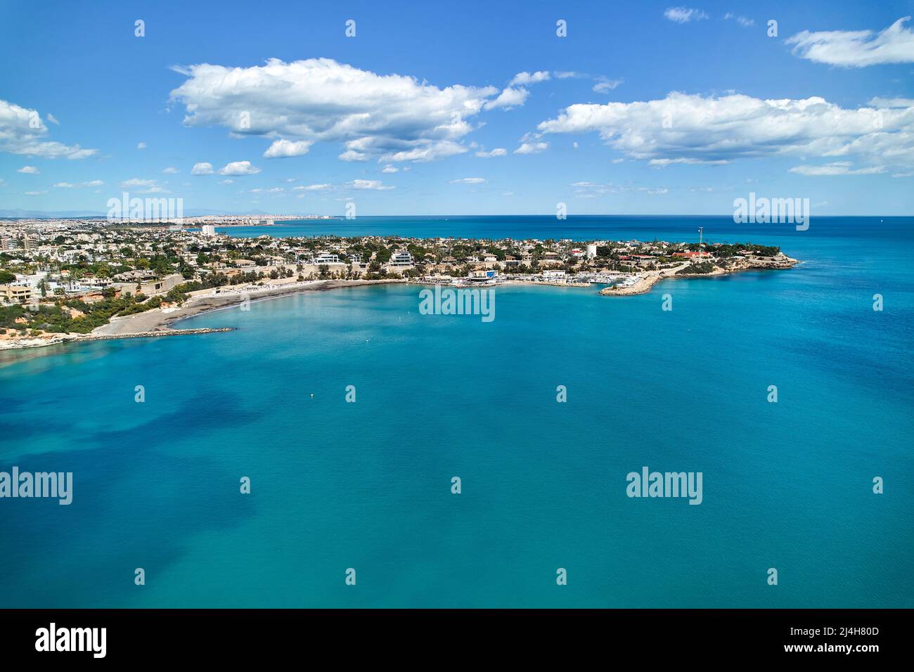 Vue aérienne panoramique sur le drone le littoral de Cabo Roig avec vue bleue sur la Méditerranée vue sur la mer, bâtiments résidentiels près de la plage de sable à l'été ensoleillé Banque D'Images