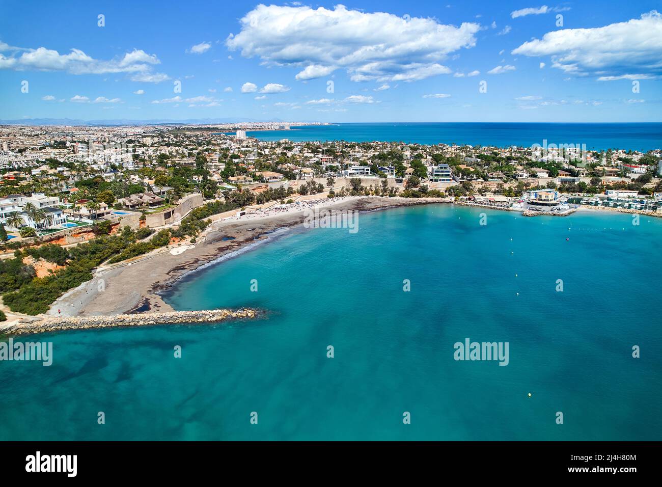 Point de vue de drones aériens Cabo Roig littoral avec bleu Méditerranée vue sur la mer, bâtiments résidentiels près de la plage de sable pendant la journée ensoleillée d'été. Banque D'Images