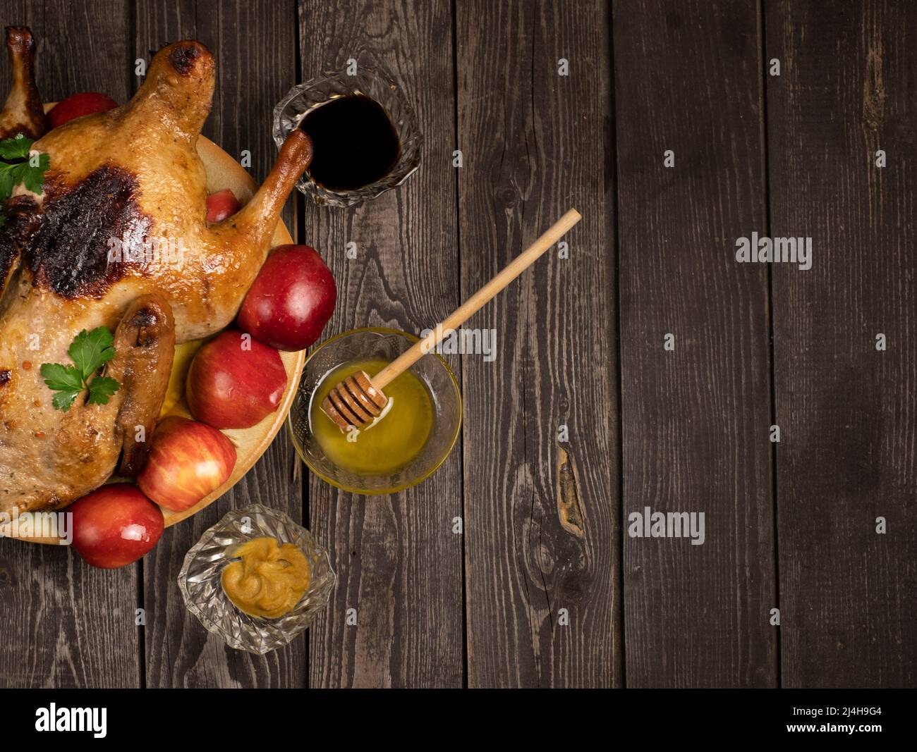 canard cuit avec pommes et sauce soja, miel et moutarde avec espace de copie sur fond de bois foncé Banque D'Images