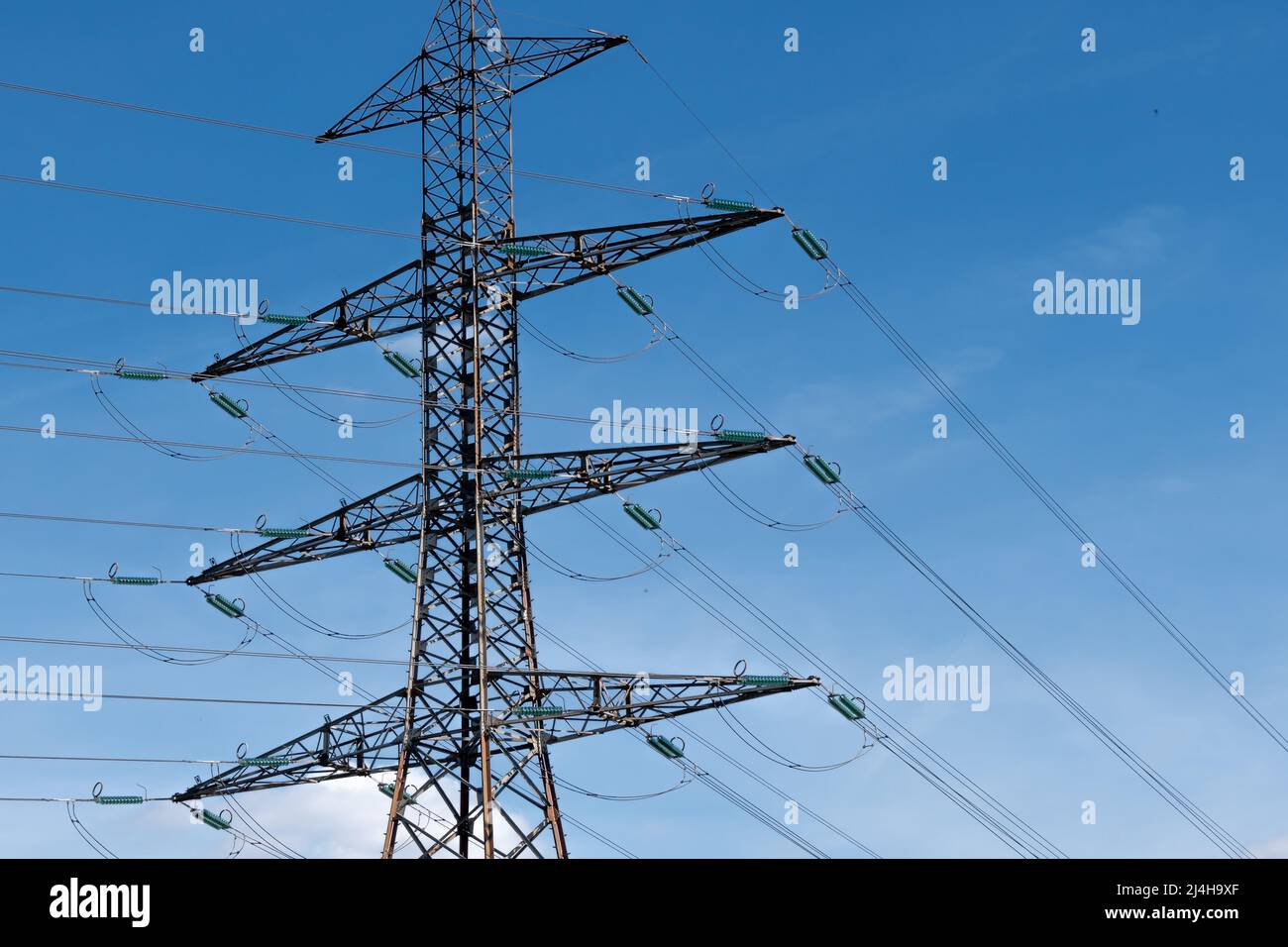 Pylône métallique transportant des câbles électriques aériens de lignes haute tension. Concepts de réseaux de transmission électrique, d'approvisionnement en énergie, de consommation d'énergie Banque D'Images