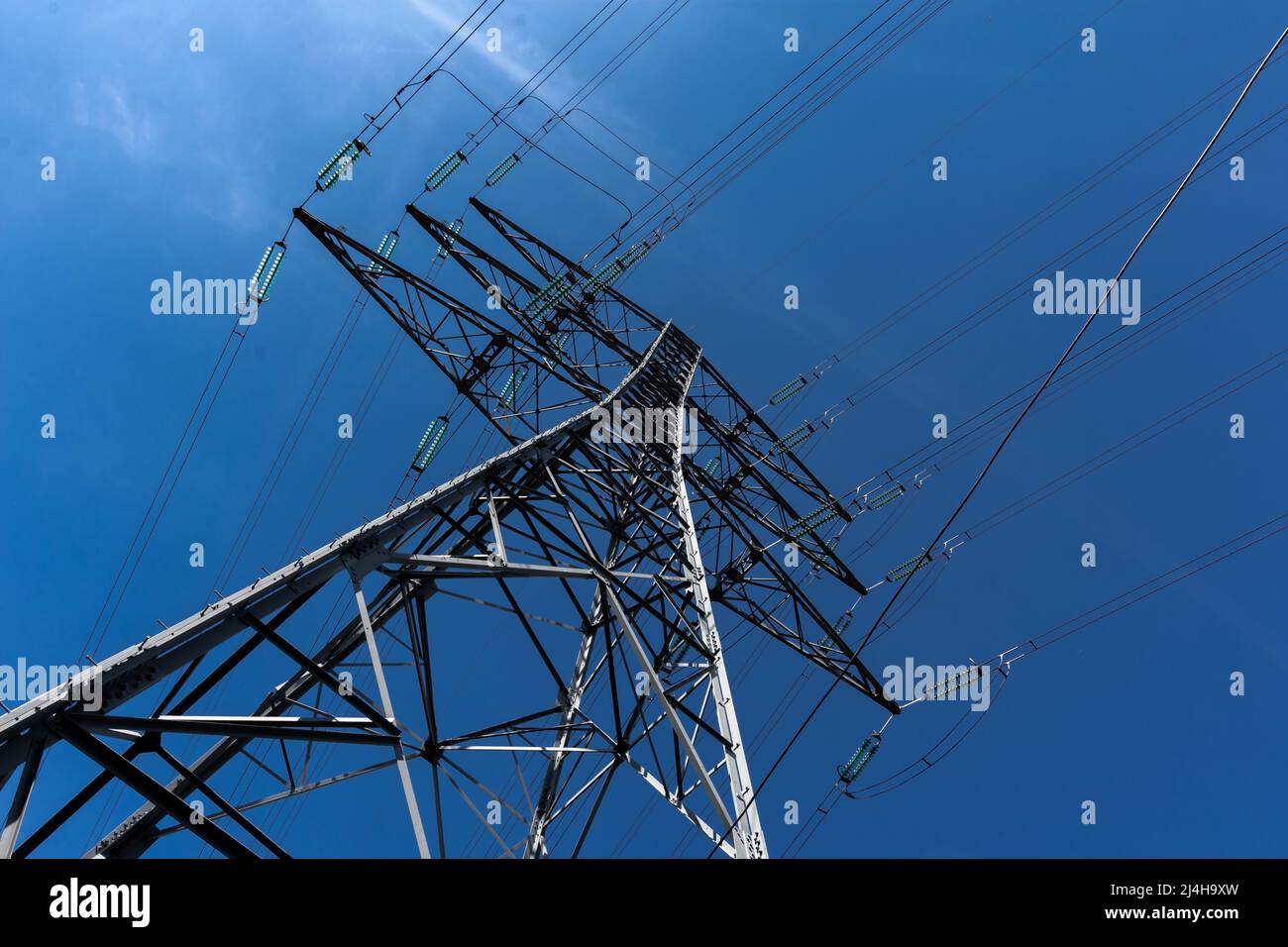 Pylône métallique transportant des câbles électriques aériens de lignes haute tension. Concepts de réseaux de transmission électrique, d'approvisionnement en énergie, de consommation d'énergie Banque D'Images