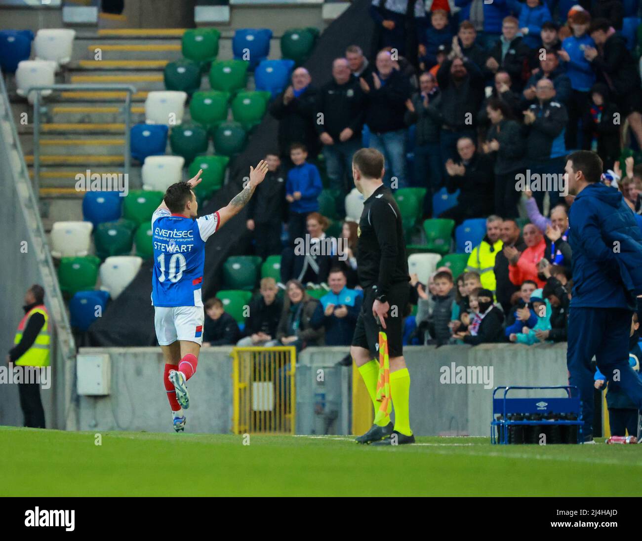 Windsor Park, Belfast, Irlande du Nord, Royaume-Uni. 15 avril 2022. Danske Bank Premiership – Linfield / Glentoran. Action du match de ce soir à Windsor Park alors que les leaders de la ligue Linfield (bleu) affrontent les autres joueurs et rivaux historiques Glentoran dans la bataille pour le titre de la Ligue irlandaise. Credit: Jordan Stewart célèbre son objectif pour Linfield. CAZIMB/Alamy Live News. Banque D'Images