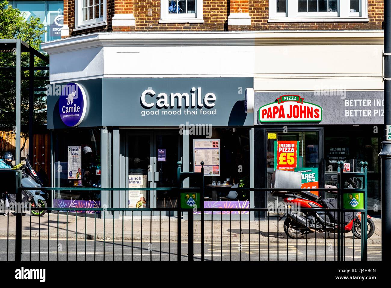 Epsom Surrey London, avril 15 2022, Cacile Thai Food and Pappa Johns Pizza Takeaway Shop Banque D'Images