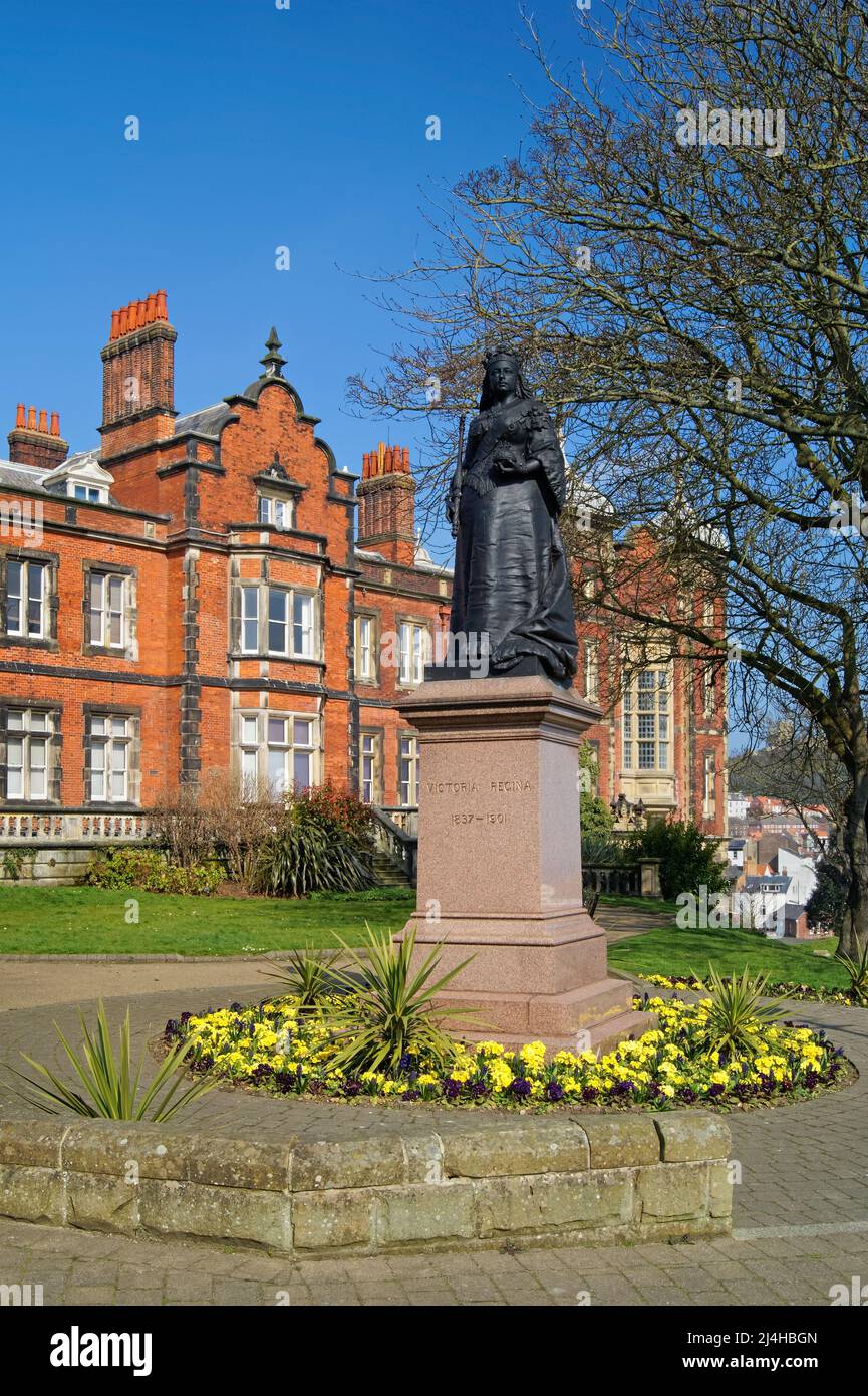 Royaume-Uni, North Yorkshire, Scarborough Town Hall et Statue de la reine Victoria. Banque D'Images