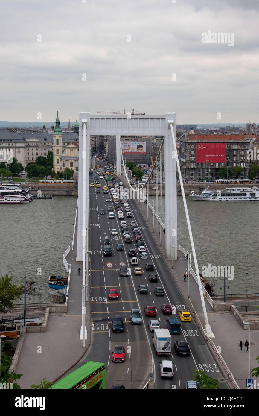 Le pont Elisabeth est un pont suspendu achevé en 1964, qui s'étend sur le Danube et rejoint les villes de Buda et Pest, en Hongrie. Banque D'Images