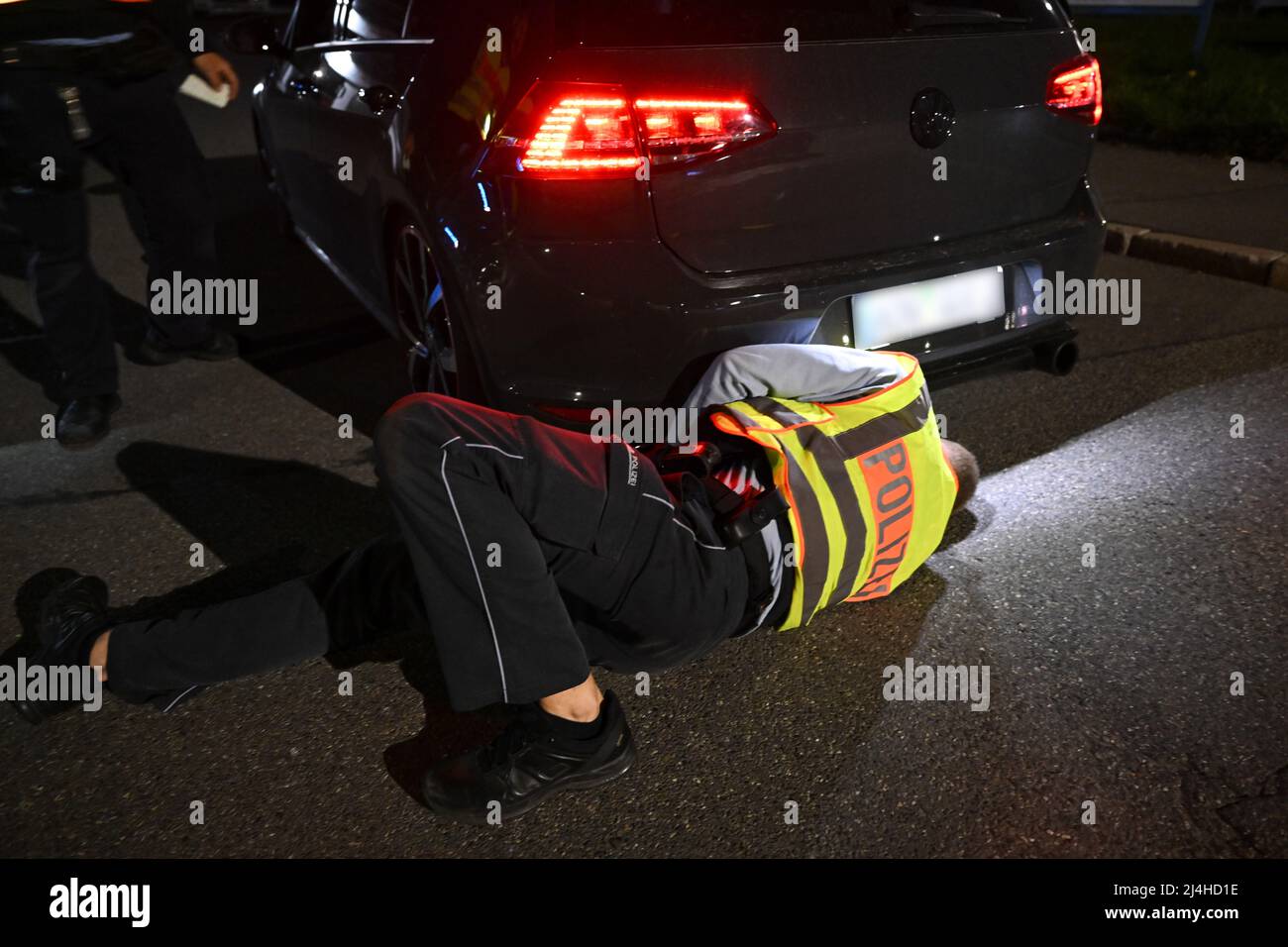 Singen am Hohentwiel, Allemagne. 15th avril 2022. Les policiers vérifient un Volkswagen Golf réglé tiré par un contrôle de la circulation sur le soi-disant car Friday. Traditionnellement, la scène des tuners et des poseurs de voitures se réunit le vendredi Saint dans les environs de Villingen-Schwenningen et Singen am Hohentwiel. Credit: Felix Kästle/dpa/Alay Live News Banque D'Images