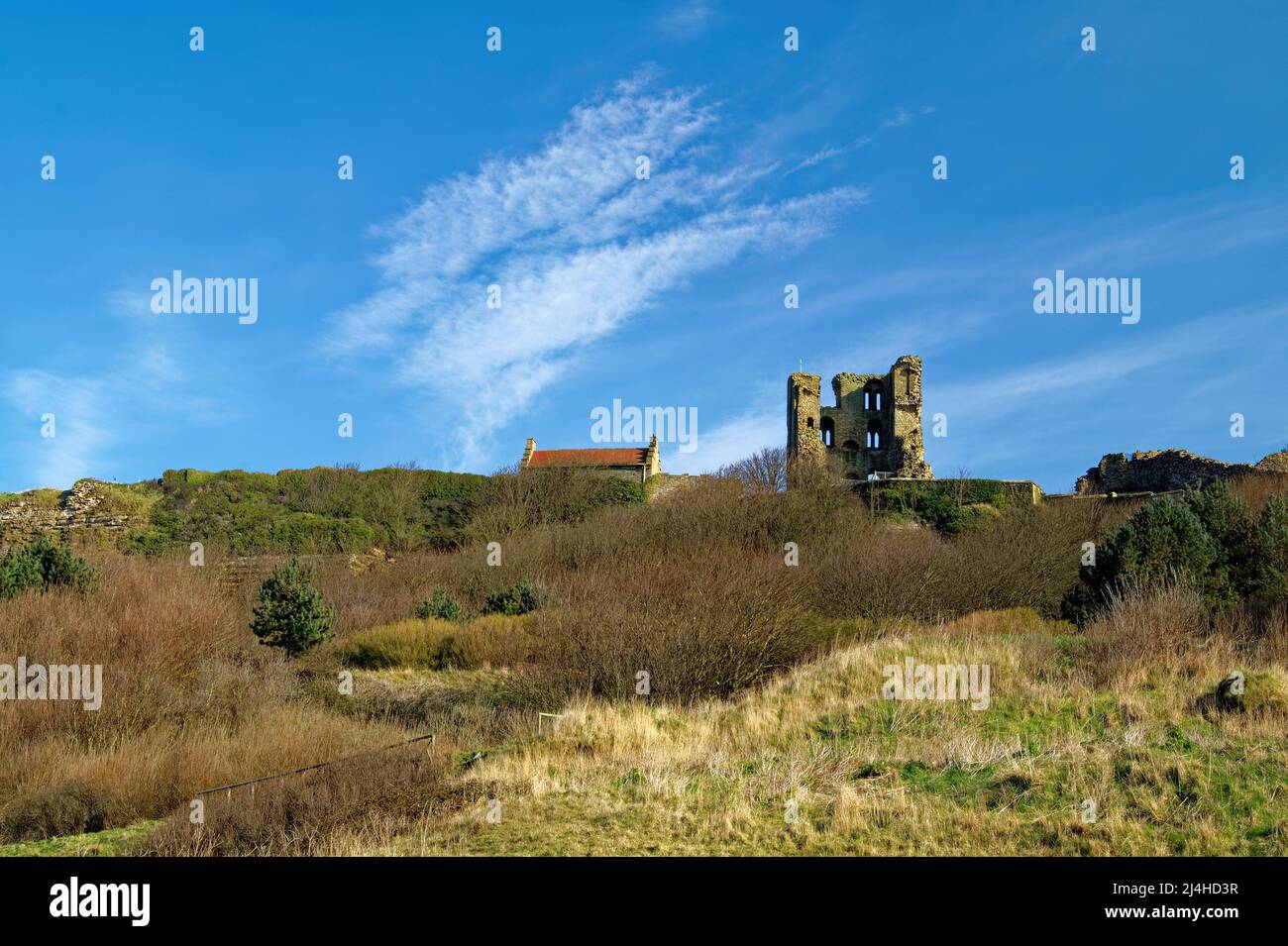Royaume-Uni, North Yorkshire, Scarborough Castle depuis Marine Drive sur North Bay. Banque D'Images