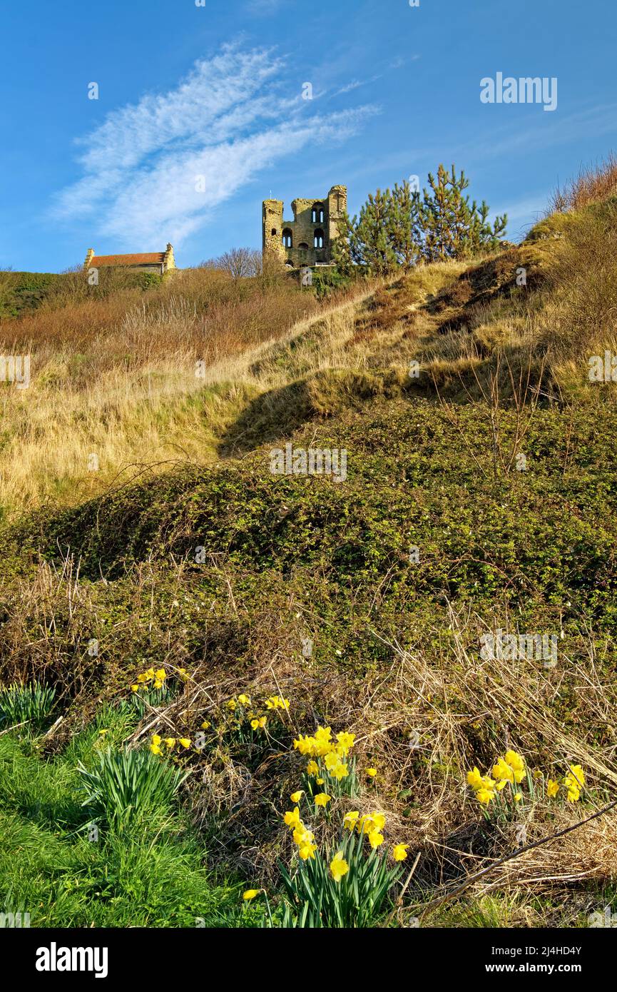 Royaume-Uni, North Yorkshire, Scarborough Castle depuis Marine Drive sur North Bay. Banque D'Images