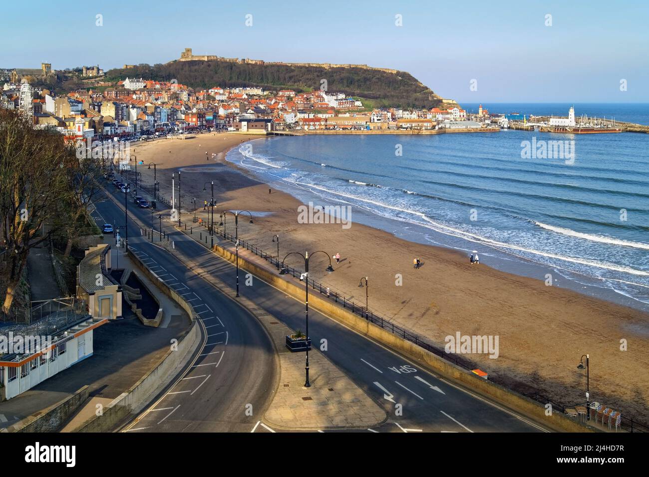 Royaume-Uni, North Yorkshire, Scarborough, en regardant le long de Foreshore Road vers la vieille ville, le port et le château. Banque D'Images