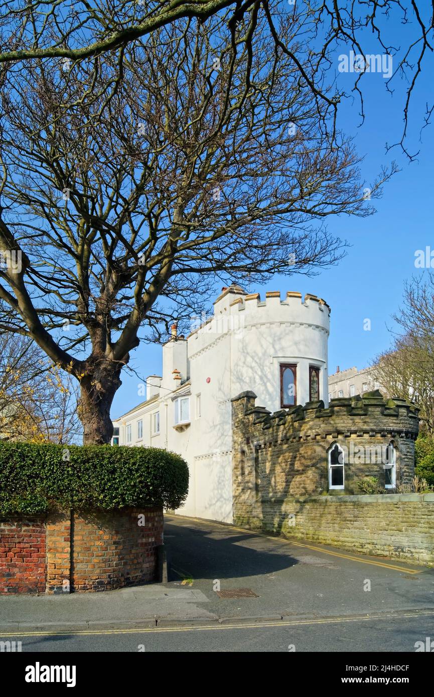 Royaume-Uni, North Yorkshire, The Towers on Castle Road et intersection de Mulgrave place. Banque D'Images