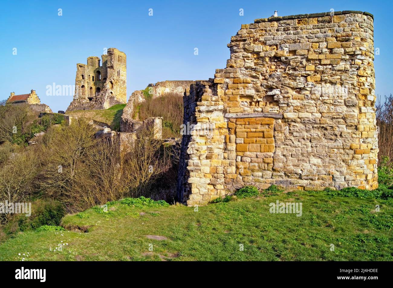 Royaume-Uni, North Yorkshire, Scarborough Castle, Great Tower et Master Gunners House. Banque D'Images
