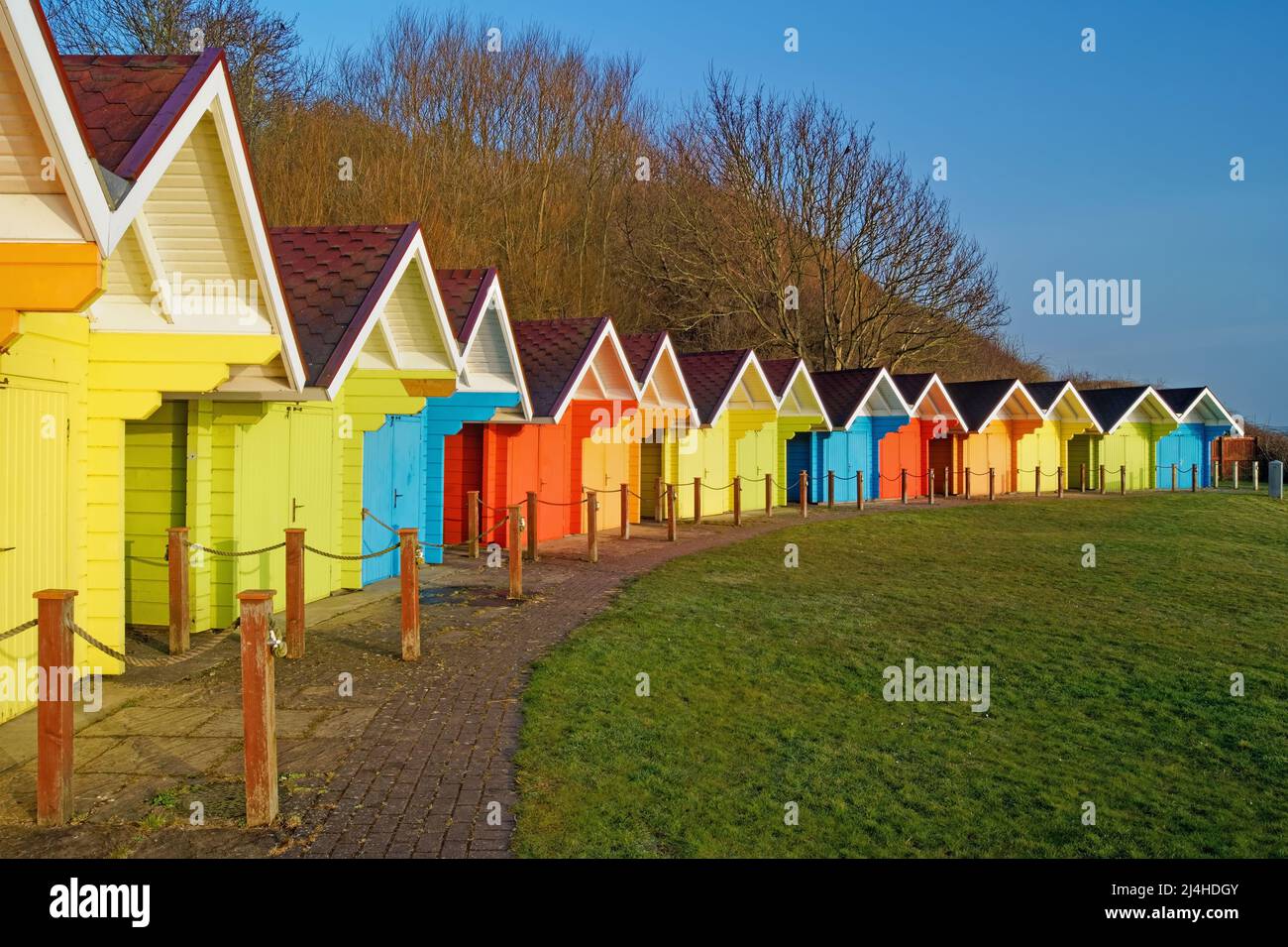 Royaume-Uni, North Yorkshire, Scarborough, Chalets de plage colorés au-dessus de North Bay Promenade. Banque D'Images