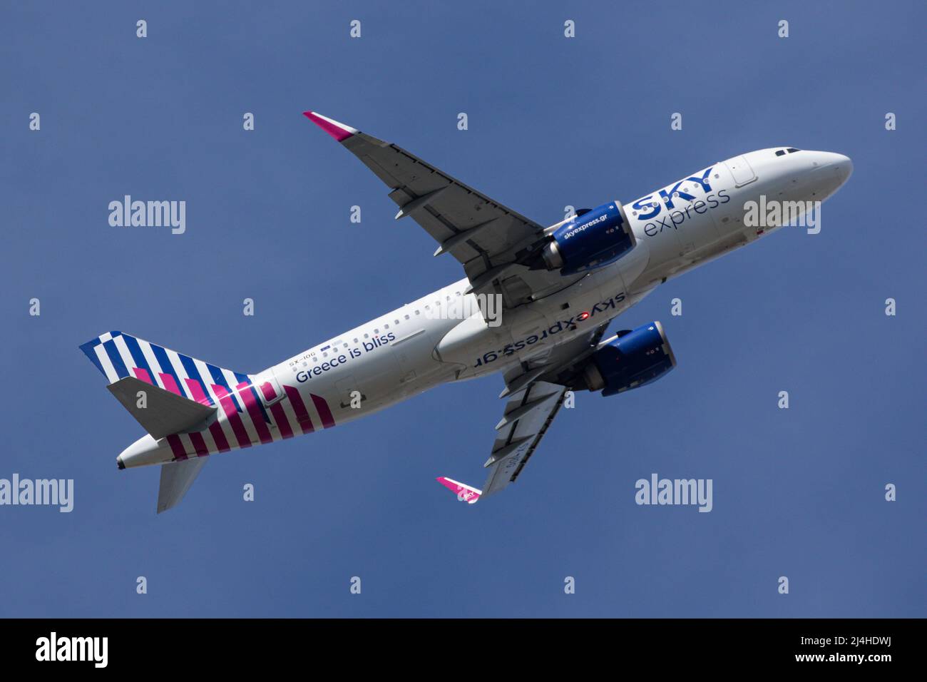 Un Airbus A320 NEO exploité par Sky Express part de l'aéroport de Londres Heathrow Banque D'Images