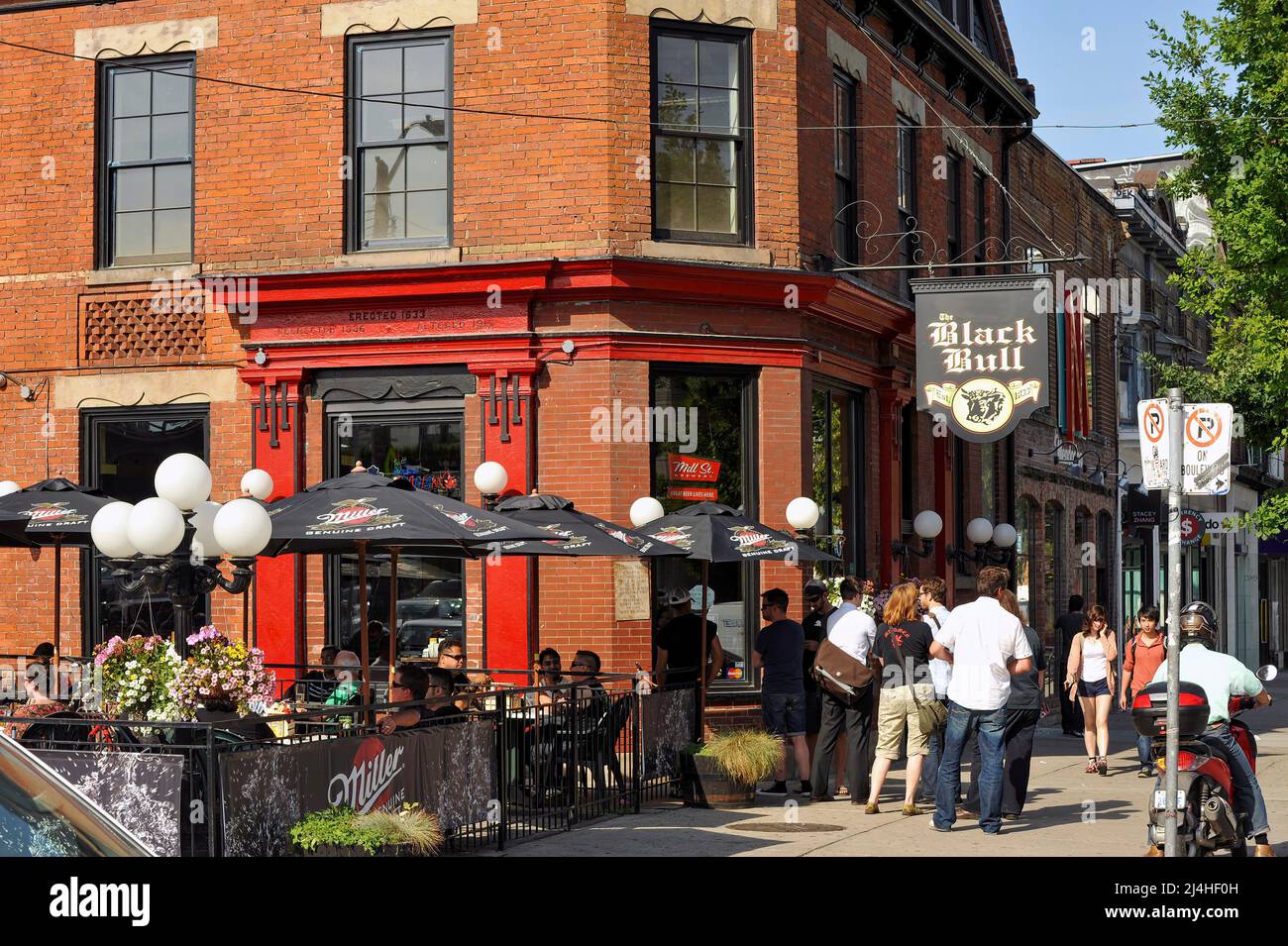 Toronto, Canada - le 15 juin 2012 : la Black Bull Tavern, située sur la rue Queen Ouest, est la plus ancienne taverne de Toronto, qui a ouvert ses portes en 1833. Banque D'Images