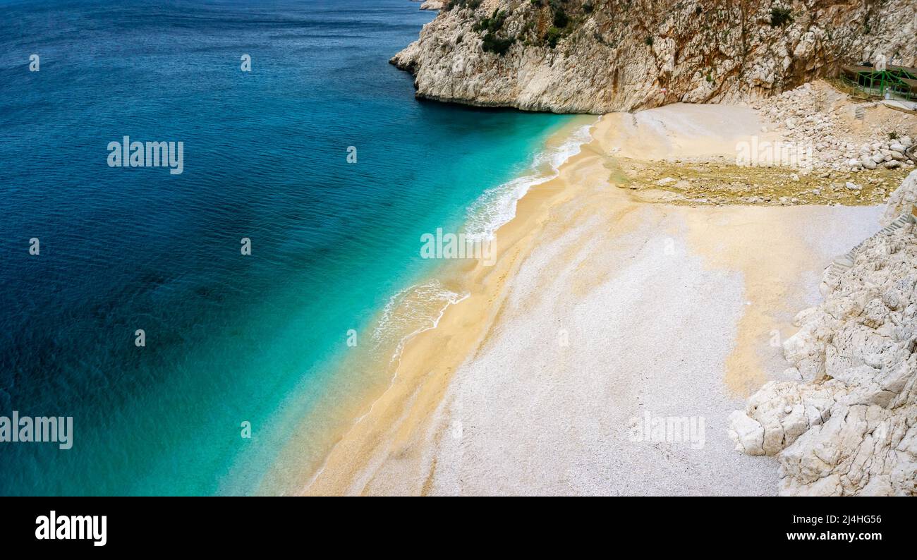 Mer turquoise depuis la plage de Kaputas à Kas, Antalya, Turquie. Méthode Lycienne. Concept été et vacances. Banque D'Images