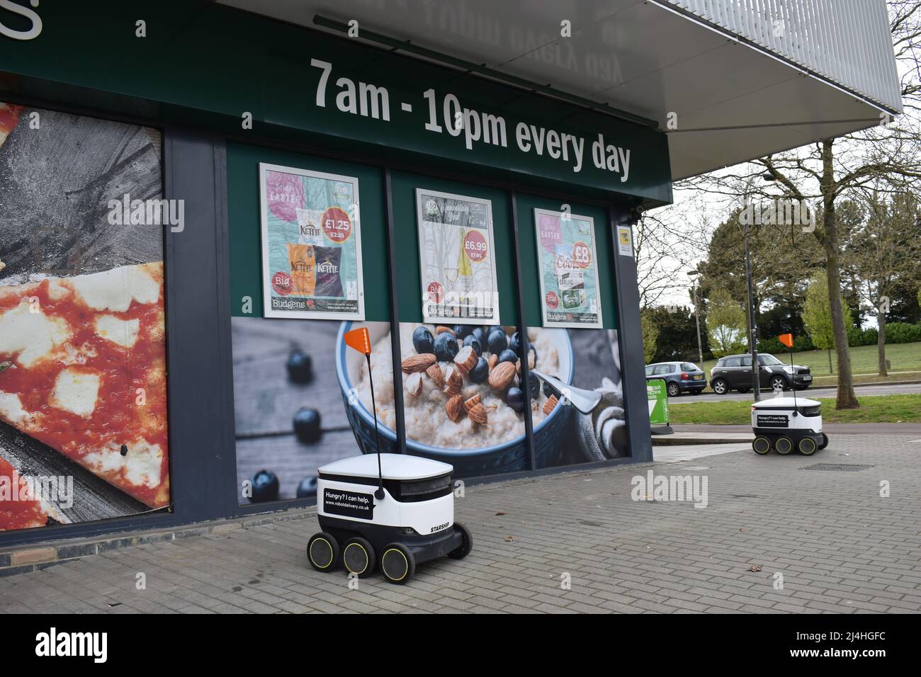 Robots de livraison Starship devant un supermarché Budgens à Milton Keynes. Banque D'Images