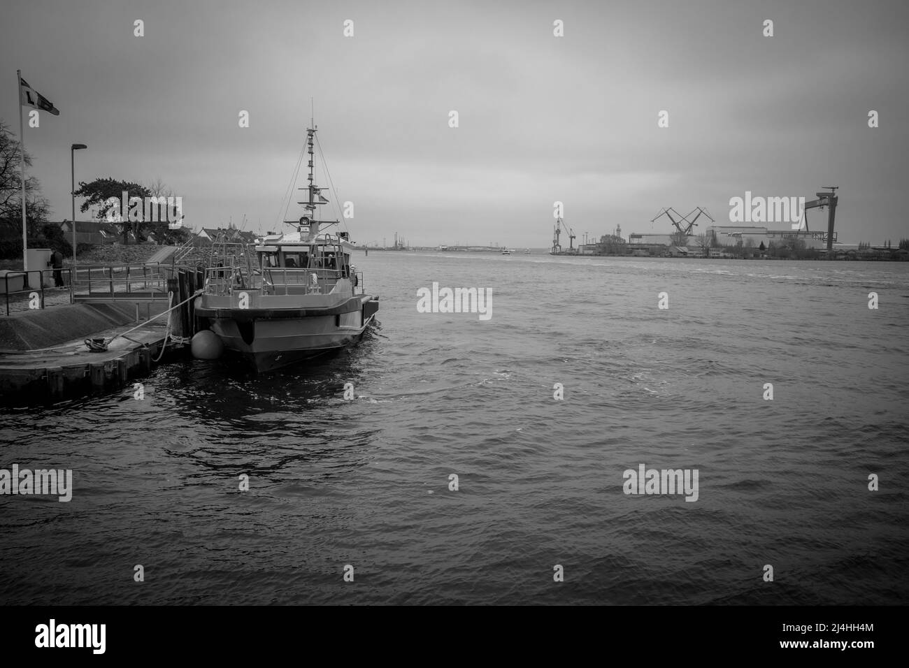 Dans le port de Rostock se trouve un navire orange de secours de détresse Banque D'Images