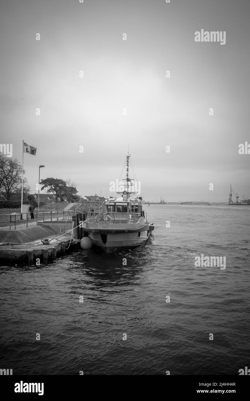 Dans le port de Rostock se trouve un navire orange de secours de détresse Banque D'Images