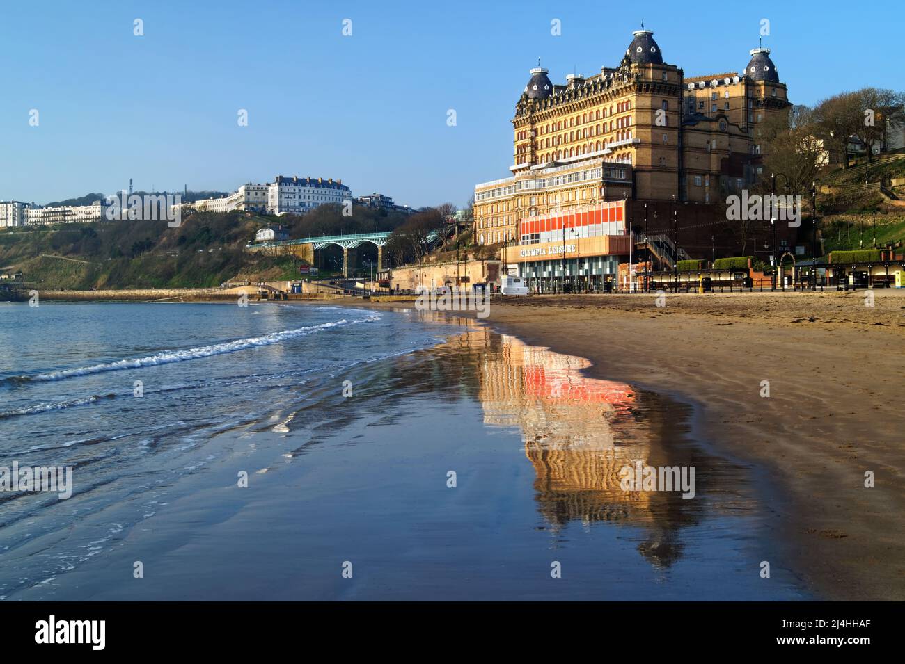 Royaume-Uni, North Yorkshire, Scarborough, Reflections of Grand Hotel on South Bay Beach Banque D'Images