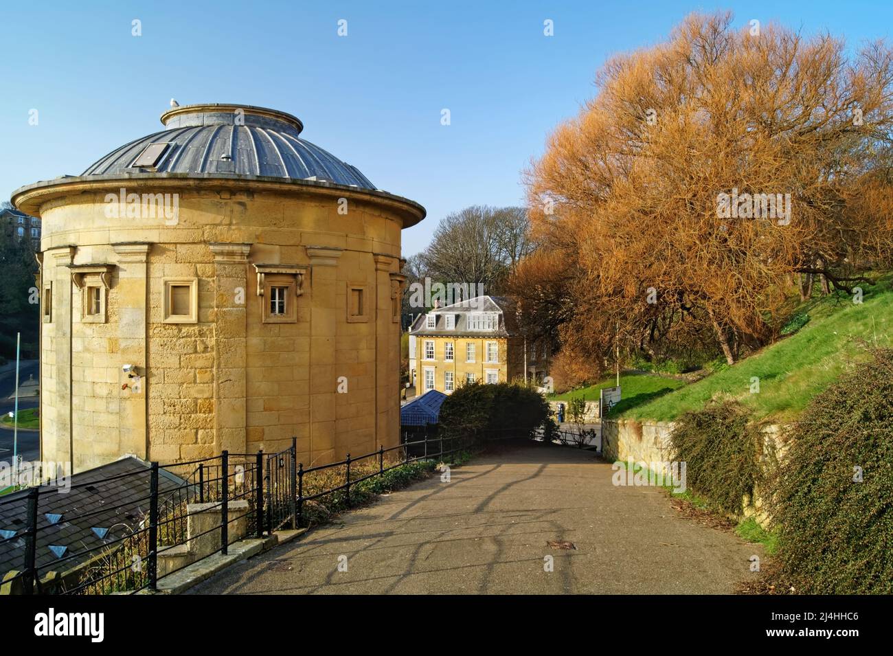 Royaume-Uni, North Yorkshire, Scarborough, le Rotunda Museum depuis la passerelle à côté de Cliff Bridge Terrace. Banque D'Images