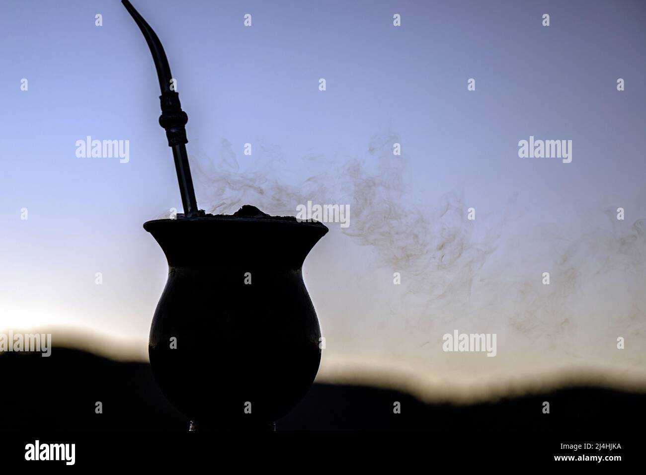 Chimarão gourd au coucher du soleil, infusion de yerba mate, servi les jours froids d'hiver, tradition gauchá, boisson symbole du Rio Grande do Sul, Brésil Banque D'Images