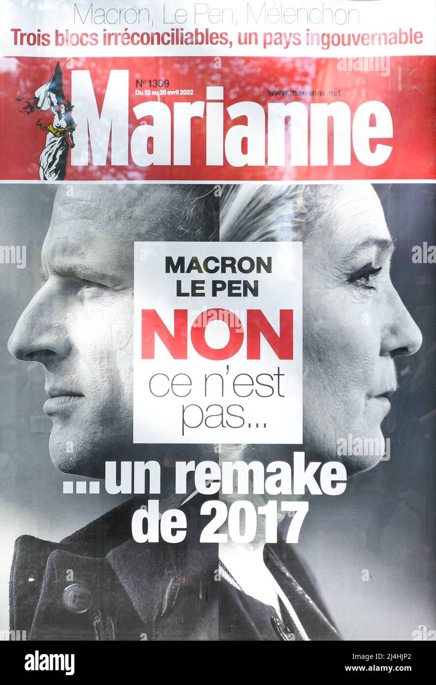 Illustration du deuxième tour de l'élection présidentielle française entre le président actuel Emmanuel Macron et Marine le Pen ('RN', 'rassemblement National'), première page de l'hebdomadaire français 'Marianne' sur un kiosque à journaux à Paris, France, le 15 avril 2022. Banque D'Images