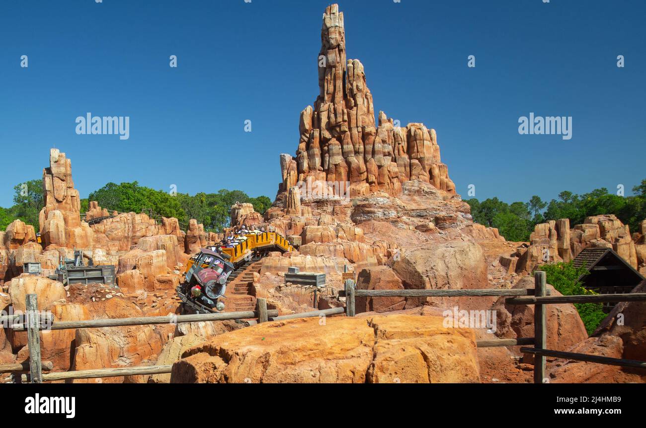 Parc à thème Magic Kingdom, Orlando, Floride, États-Unis, 28th 2022 mars Les gens sont à bord du « Big Thunder Mountain Railroad » Banque D'Images