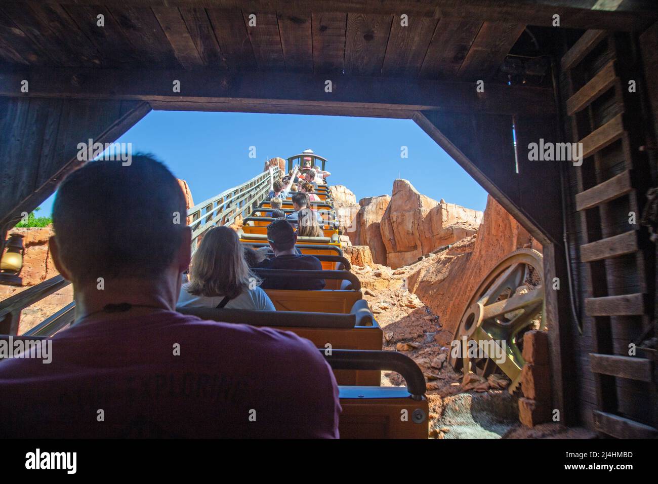 Parc à thème Magic Kingdom, Orlando, Floride, États-Unis, 28th 2022 mars Les gens sont à bord du « Big Thunder Mountain Railroad » Banque D'Images