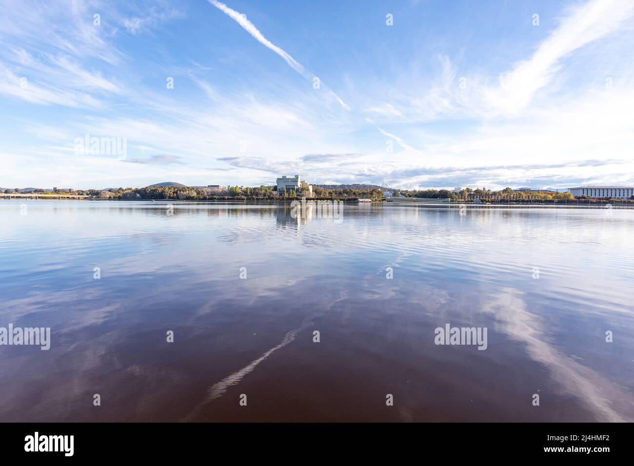 Nouveau Parlement, bibliothèque nationale et court de haute cour australienne sur les rives du lac Burley Griffin, Canberra, TERRITOIRE DE LA CAPITALE AUSTRALIENNE, Australie Banque D'Images