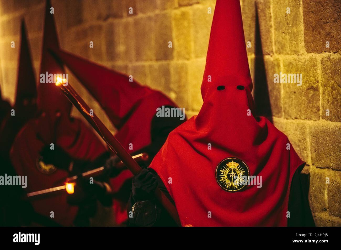 Barcelone, Espagne. 15th avril 2022. Pénitents à capuchon de la "Nuestra Senora de las Angustias" défilé de fraternité à travers Barcelone pendant la procession du Vendredi Saint crédit: Matthias Oesterle/Alamy Live News Banque D'Images