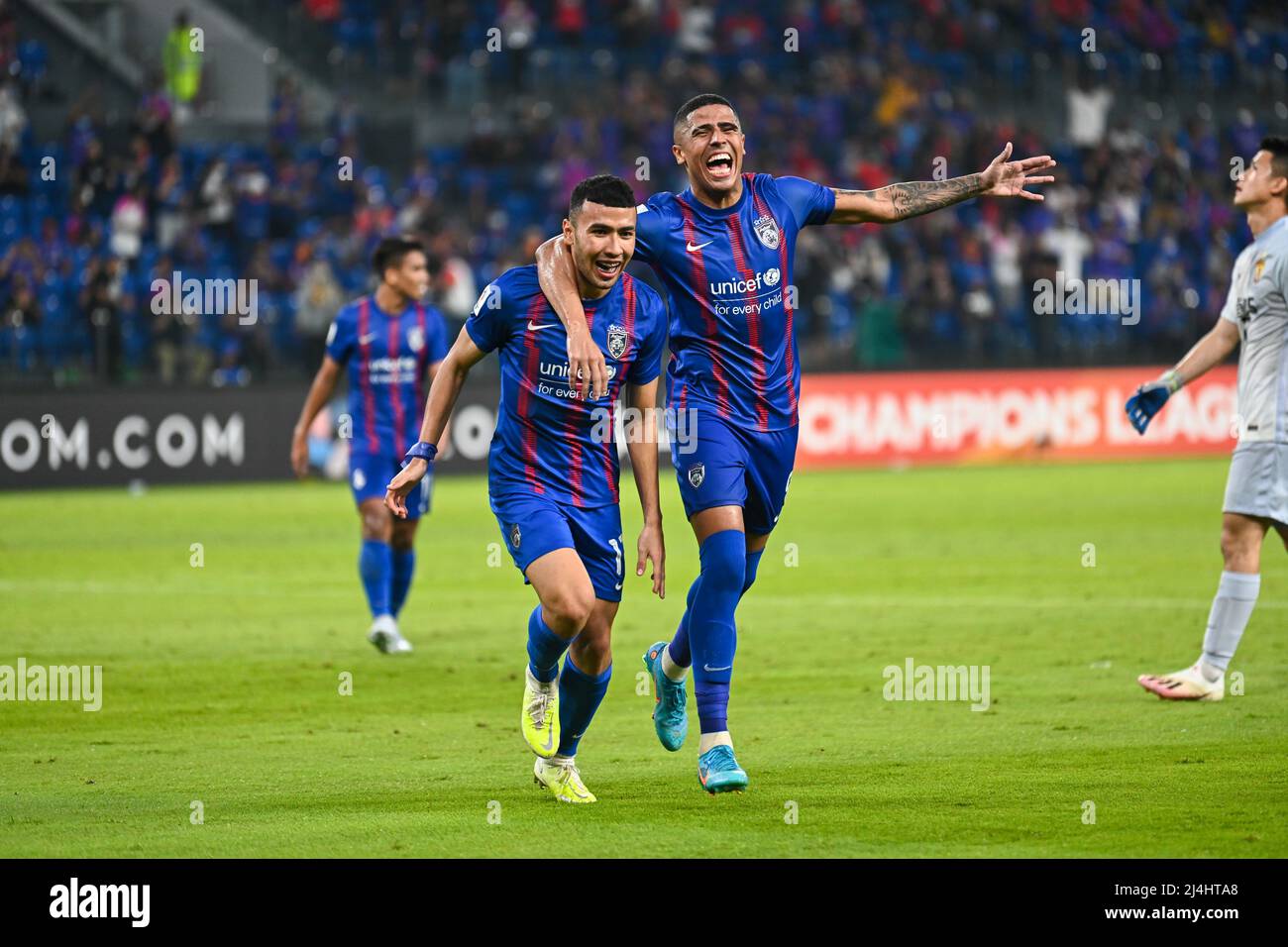 Johor Bahru, Malaisie. 15th avril 2022. Ramadan Saifullah (L) et Bergson Da Silva de Johor Darul Ta'zim célèbrent le score lors du match I de la Ligue des champions de l'AFC 2022 entre Johor Darul Ta'zim de Malaisie et le Guangzhou FC de Chine à Johor Bahru, Malaisie, le 15 avril 2022. Credit: Zhu Wei/Xinhua/Alay Live News Banque D'Images