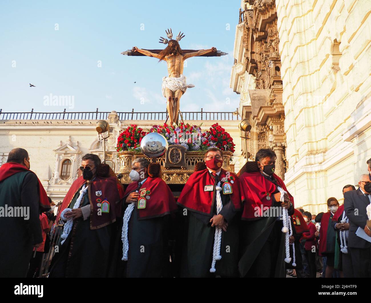 Lima, Pérou. 15th avril 2022. Les dévots catholiques qui font une procession religieuse à la veille du vendredi Saint, dans le cadre des célébrations de la semaine Sainte de 2022 à Lima. En raison de la pandémie Covid 19, les processions et les actes religieux pour la semaine sainte sont limités dans tout le Pérou depuis 2020 crédit: Fotoholica Press Agency/Alay Live News Banque D'Images