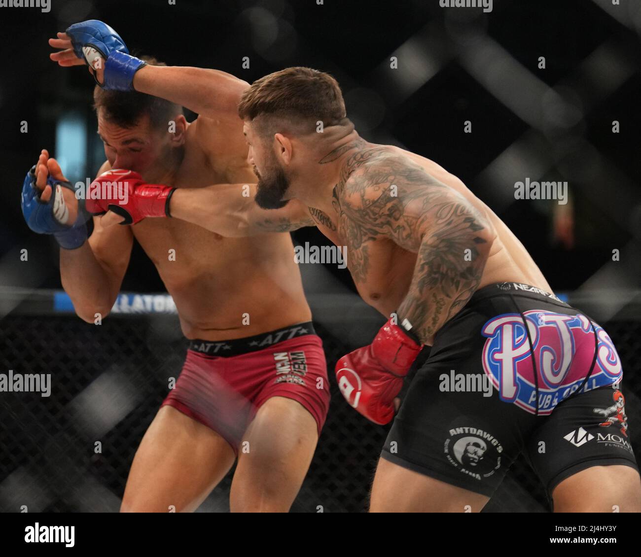 San Jose, Californie, États-Unis. 15 avril 2022, SAN JOSE, San Jose, Californie, États-Unis: SAN JOSE, CA - avril 15: Kyle Crutchmer (gants rouges) et Michael Lombardo (gants bleus) se rencontrent dans l'octogone pour un combat de poids-lourd de 3 tours au SAP Center for Bellator 277: McKee vs Pitbull 2 - événement le 15 avril 2022 à SAN JOSE, États-Unis. (Credit image: © Louis Grasse/PX Imagens via ZUMA Press Wire) Credit: ZUMA Press, Inc./Alamy Live News Banque D'Images