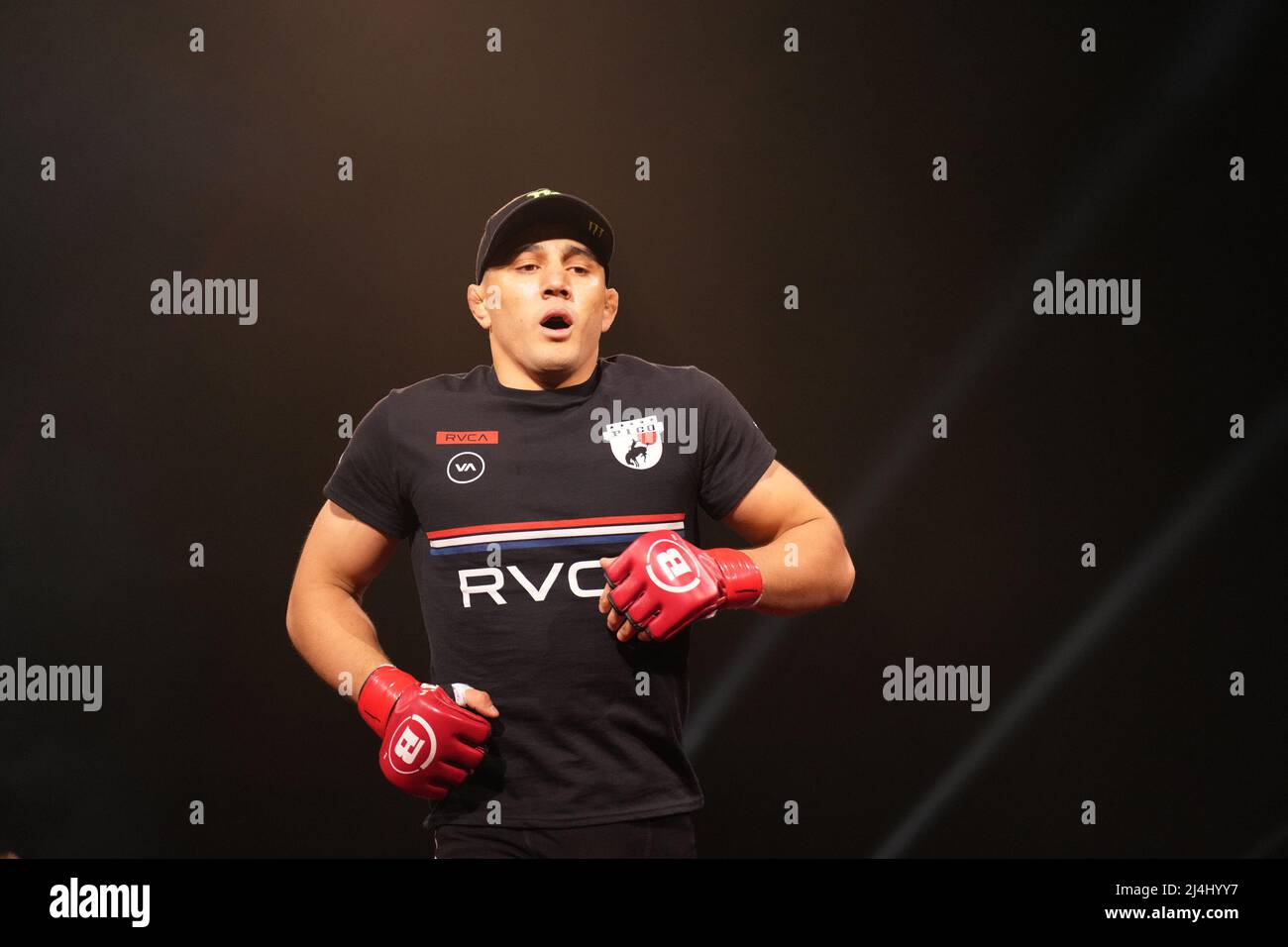 San Jose, Californie, États-Unis. 15 avril 2022, SAN JOSE, San Jose, Californie, États-Unis: SAN JOSE, CA - avril 15: Aaron Pico (gants rouges) et Adli Edwards (gants bleus) se rencontrent dans l'octogone pour un contrat de poids rond 3-point au SAP Center for Bellator 277: McKee vs Pitbull 2 - événement le 15 avril 2022 à SAN JOSE, États-Unis. (Credit image: © Louis Grasse/PX Imagens via ZUMA Press Wire) Credit: ZUMA Press, Inc./Alamy Live News Banque D'Images