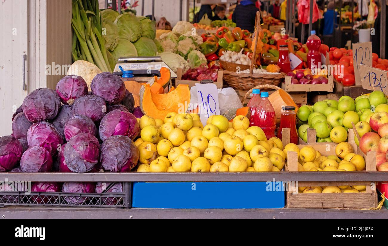 Fruits et légumes frais biologiques à l'extérieur sur la stalle du marché Banque D'Images