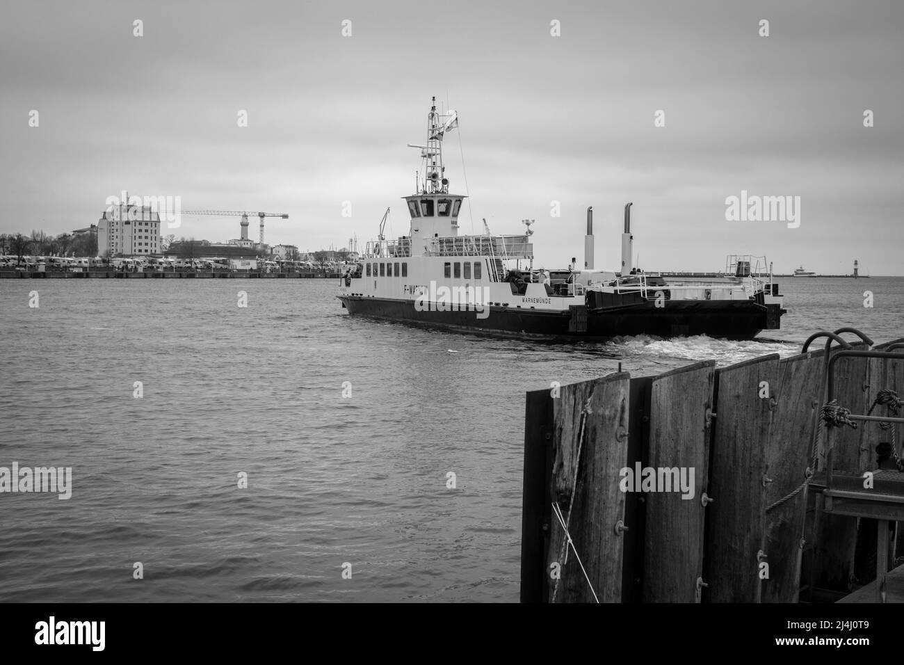 Deux ferries traversent le port de Rostock Banque D'Images