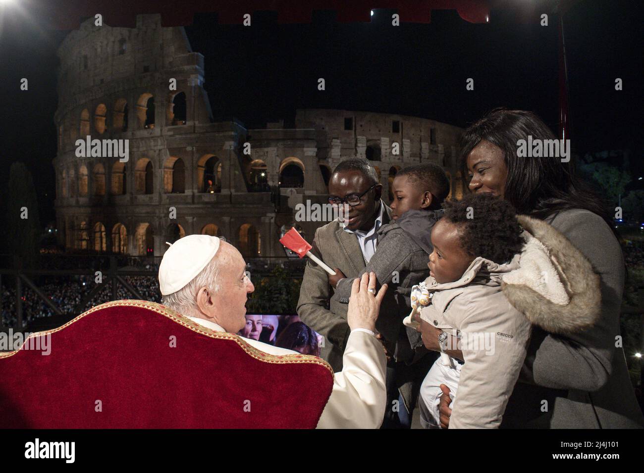Le Pape François accueille une famille de migrants à la fin du chemin de la Croix le soir du Vendredi Saint (Pâques) au Colisée de Rome, Italie, le 15 avril 2022. La traditionnelle via Crucis est revenue le vendredi soir au Colisée pour la première fois depuis 2019, un hiatus de près de trois ans. Photo de Vatican Media (EV)/ABACAPRESS.COM Banque D'Images