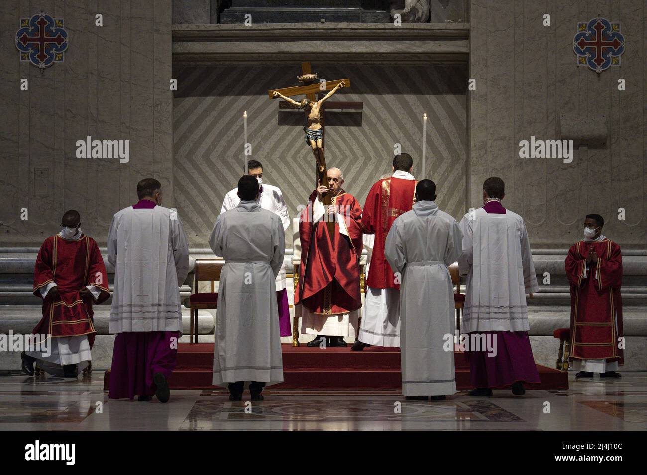 Le Pape François porte la croix lors de la célébration de la passion du Seigneur le Vendredi Saint (Pâques) à la basilique Saint-Pierre, Vatican, le 15 avril 2022. Photo de Vatican Media (EV)/ABACAPRESS.COM Banque D'Images