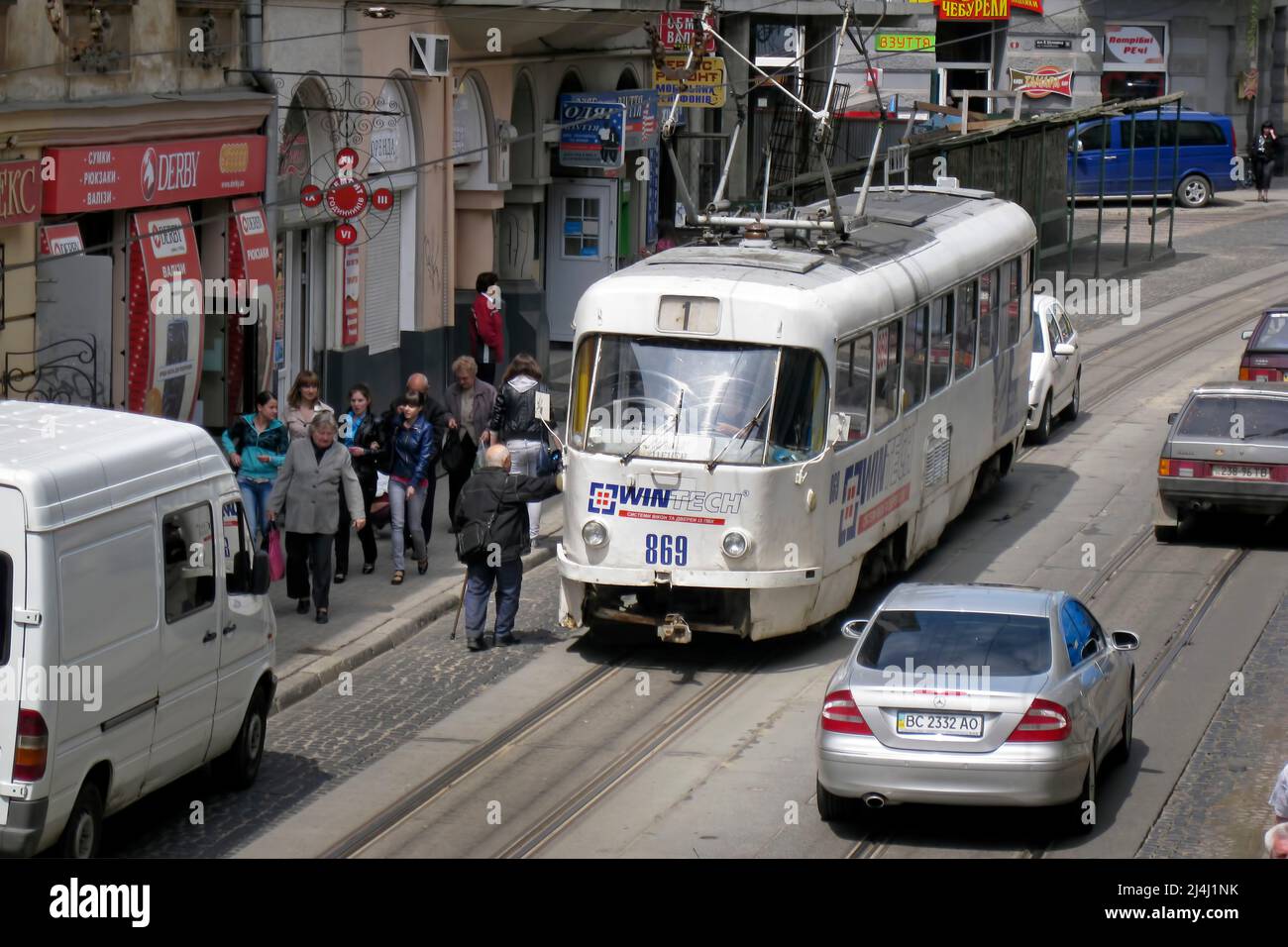 Tram, circulation et personnes sur la rue de la ville, Lviv, Ukraine Banque D'Images