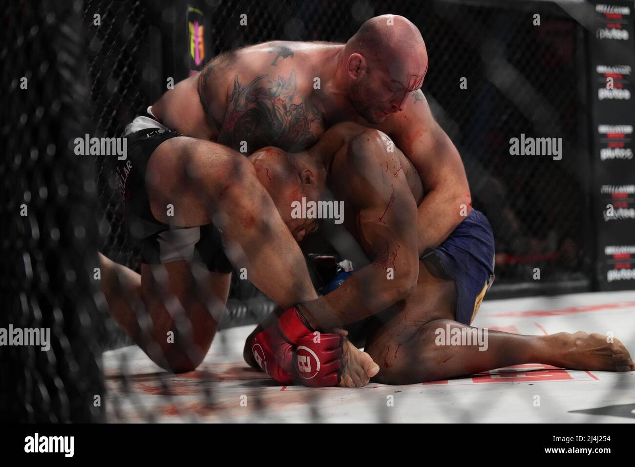 San Jose, Californie, États-Unis. 15th avril 2022. SAN JOSE, CA - avril 15 : Linton Vassell (gants rouges) et Tim Johnson (gants bleus) se rencontrent dans l'octogone pour un combat lourd de 3 tours au SAP Center for Bellator 277: McKee vs Pitbull 2 - événement le 15 avril 2022 à SAN JOSE, États-Unis. (Photo de Louis Grasse/PxImages) crédit: PX Images/Alamy Live News Banque D'Images