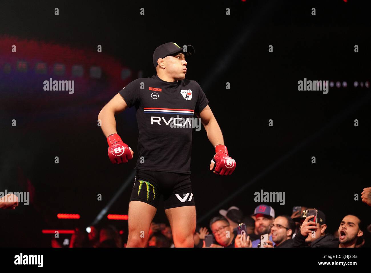 San Jose, Californie, États-Unis. 15th avril 2022. SAN JOSE, CA - avril 15: Aaron Pico (gants rouges) et Adli Edwards (gants bleus) se rencontrent dans l'octogone pour un contrat de poids de 3 tours au SAP Center for Bellator 277: McKee vs Pitbull 2 - événement le 15 avril 2022 à SAN JOSE, États-Unis. (Photo de Louis Grasse/PxImages) crédit: PX Images/Alamy Live News Banque D'Images