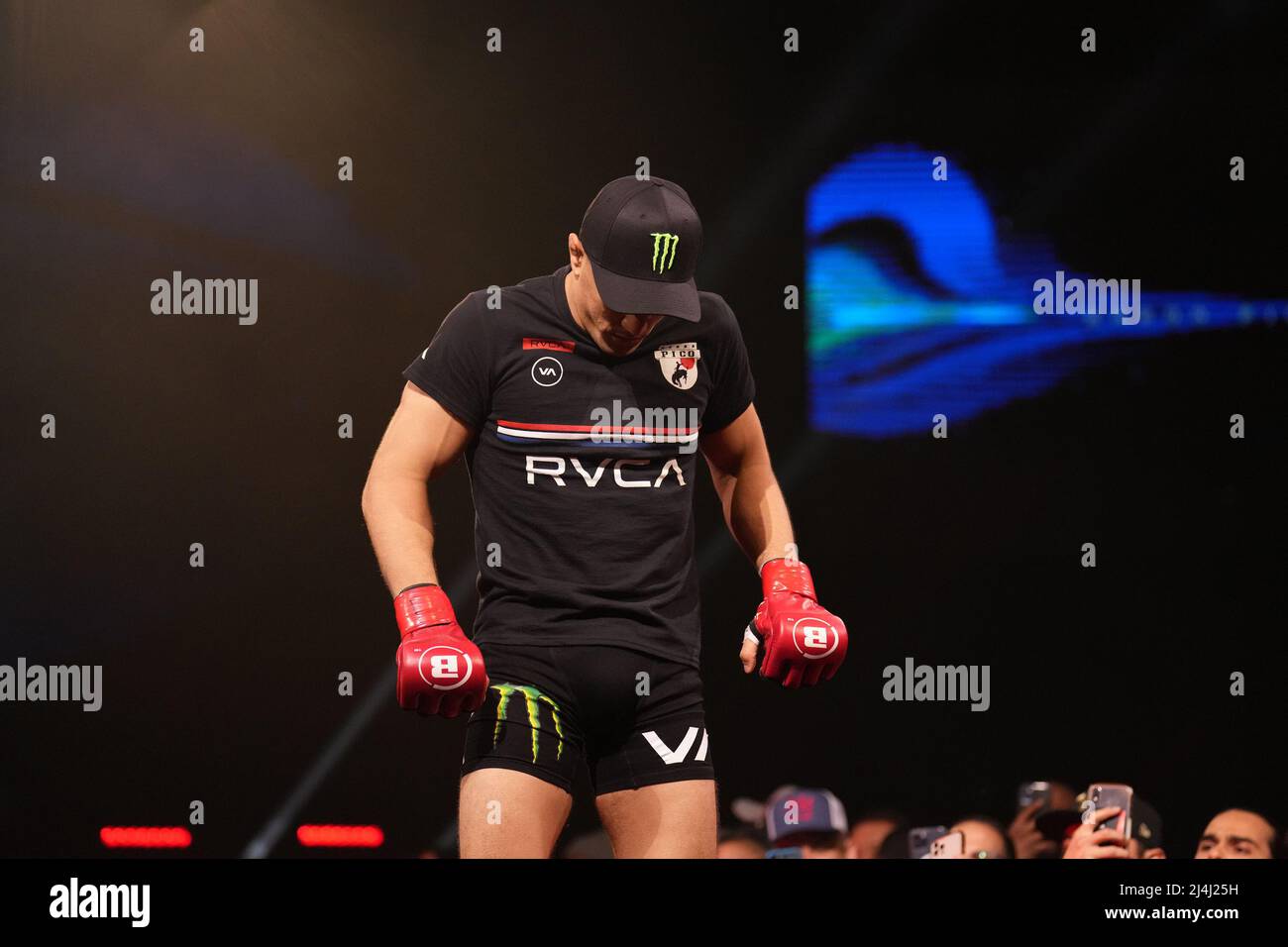 San Jose, Californie, États-Unis. 15th avril 2022. SAN JOSE, CA - avril 15: Aaron Pico (gants rouges) et Adli Edwards (gants bleus) se rencontrent dans l'octogone pour un contrat de poids de 3 tours au SAP Center for Bellator 277: McKee vs Pitbull 2 - événement le 15 avril 2022 à SAN JOSE, États-Unis. (Photo de Louis Grasse/PxImages) crédit: PX Images/Alamy Live News Banque D'Images