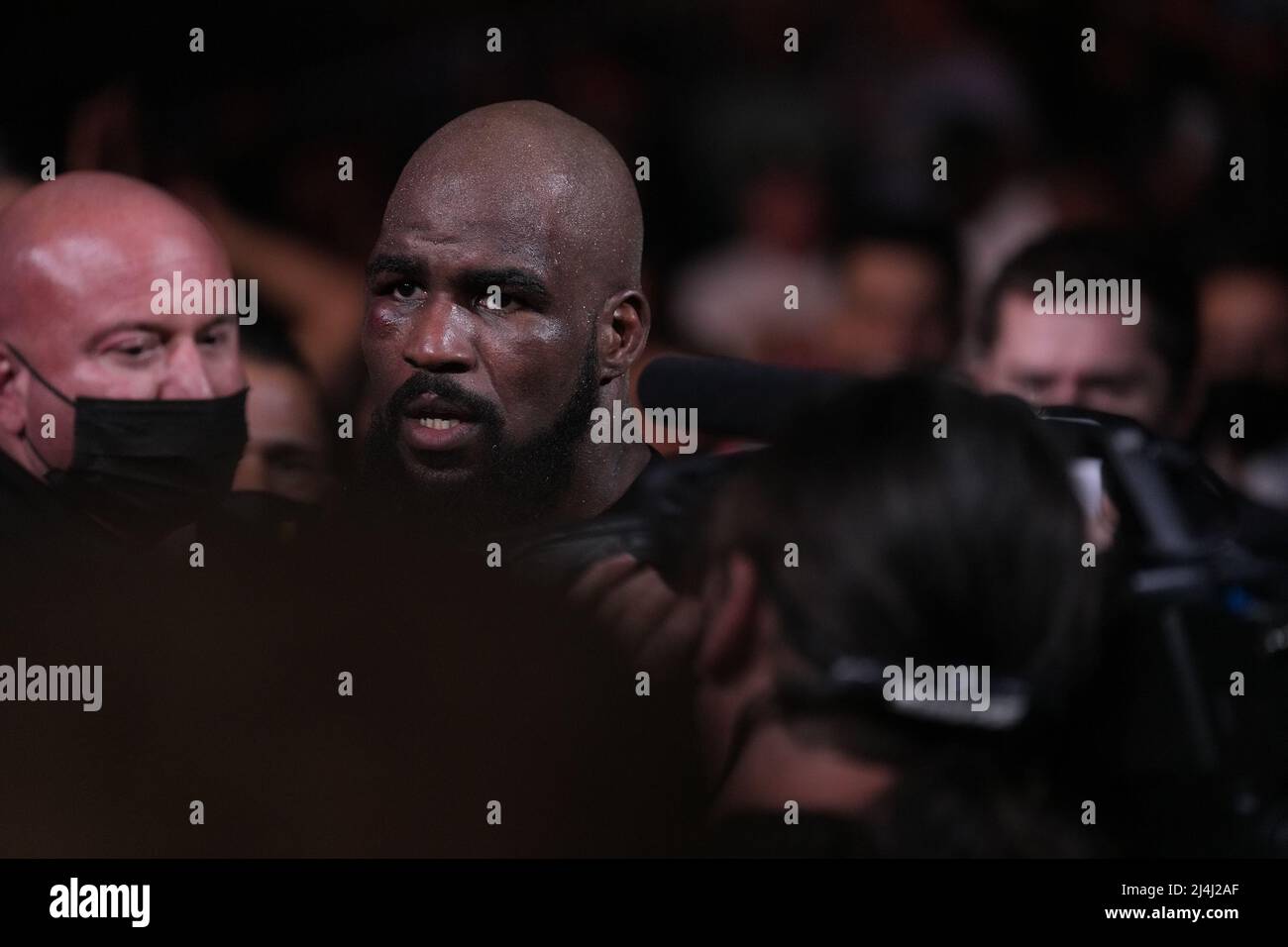 San Jose, Californie, États-Unis. 15th avril 2022. SAN JOSE, CA - avril 15 : Vadim Nemkov (gants rouges) et Corey Anderson (gants bleus) se rencontrent dans l'octogone pour un match de championnat du monde léger poids lourd de 5 tours au SAP Center for Bellator 277: McKee vs Pitbull 2 - événement le 15 avril 2022 à SAN JOSE, États-Unis. (Photo de Louis Grasse/PxImages) crédit: PX Images/Alamy Live News Banque D'Images