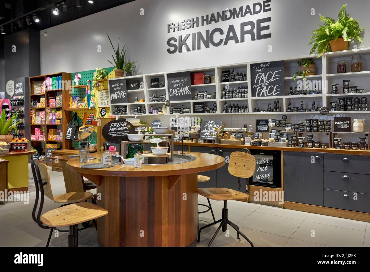Intérieur de l'atelier de soin de la peau avec des produits exposés
